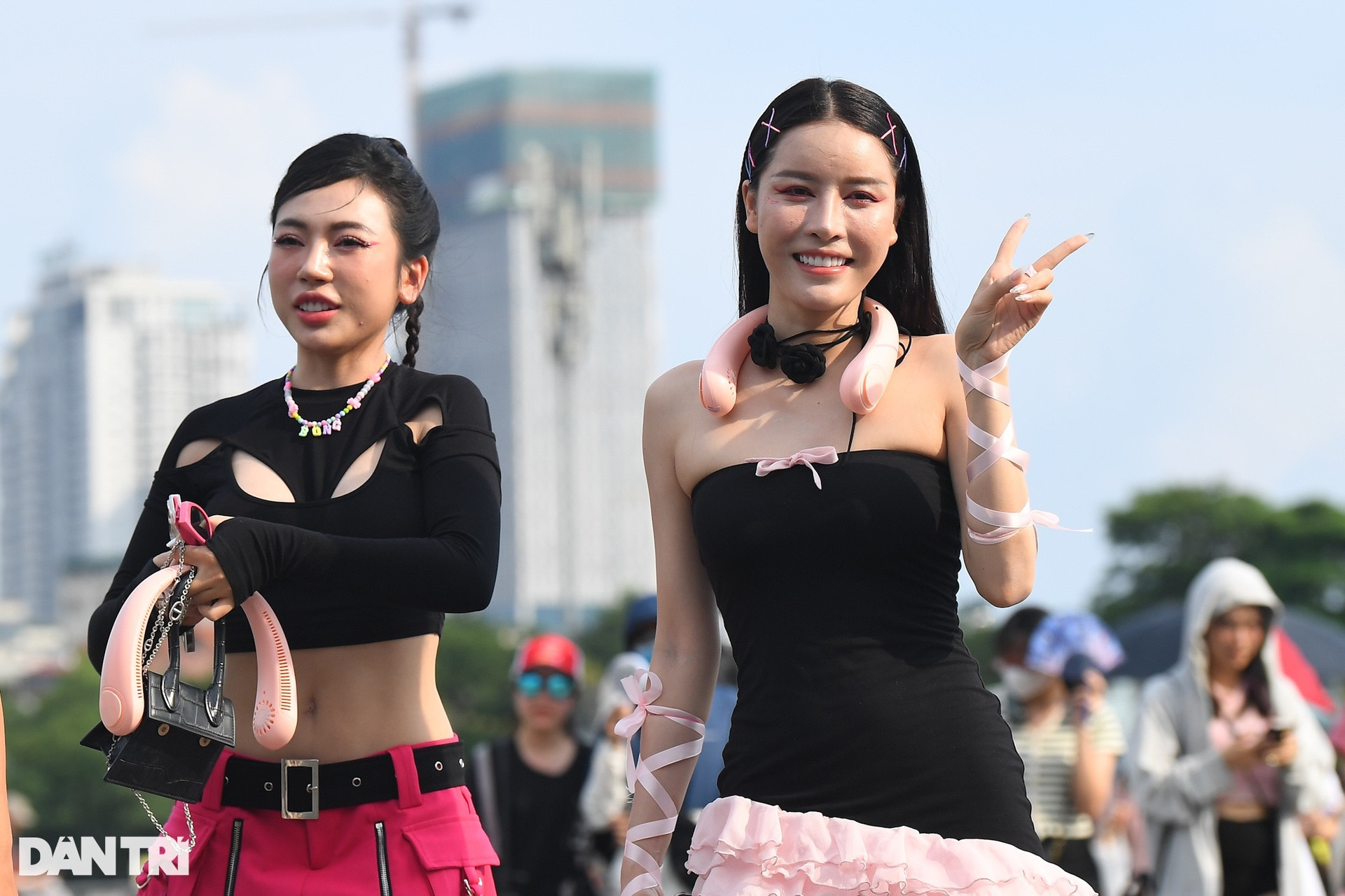 Fan Việt lên đồ cá tính, khoe vẻ gợi cảm xem Blackpink diễn ở Hà Nội - 6