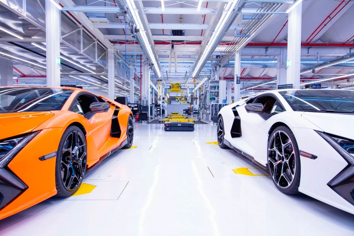 Để chuẩn bị cho sản xuất mẫu xe kể trên, Lamborghini đã đầu tư 166 triệu USD, và mở rộng diện tích của các cơ sở ở Sant’Agata Bolognese lên con số khổng lồ 172.000 m2.
