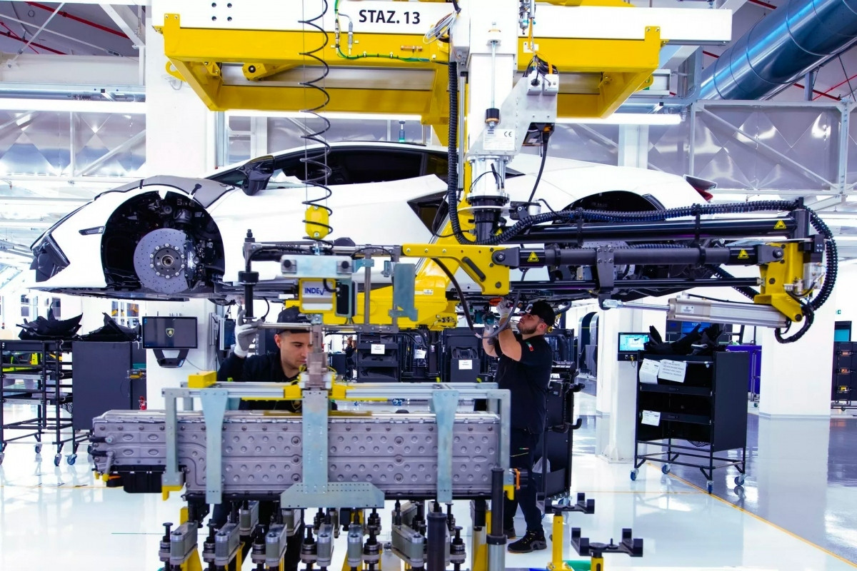 Ngoài ra, Lamborghini còn trang bị thêm thiết bị công nghệ cao mang tên Hệ thống Điều hành Sản xuất (MES) giúp công việc sản xuất Revuelto trở nên dễ dàng hơn.