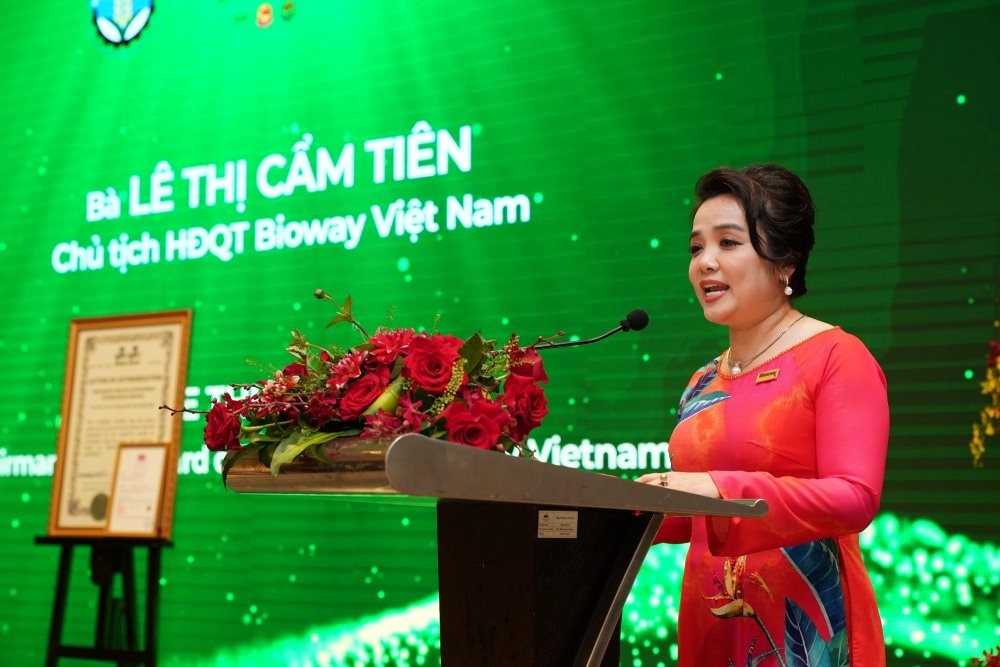 8.-ba-le-thi-cam-tien-chu-tich-hdqt-bioway-phat-bieu-ve-su-vui-mung-khi-don-nhan-doc-quyen-cong-nghe-bioway-at-6h-tu-tap-doan-bioway-usa-1-.jpg