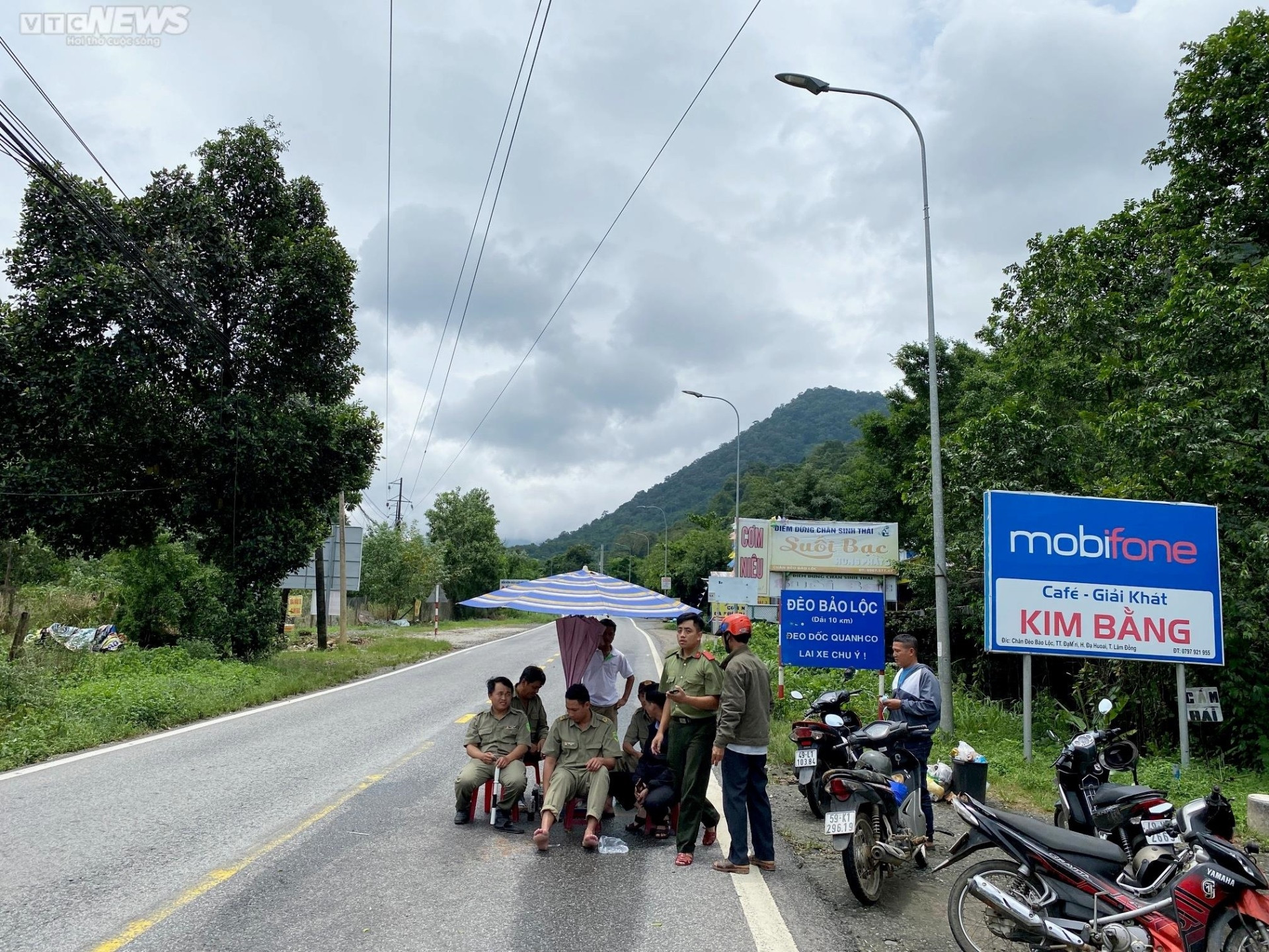 Người dân kẹt lại dưới chân đèo Bảo Lộc nhiều giờ, chờ đợi thông xe - 1