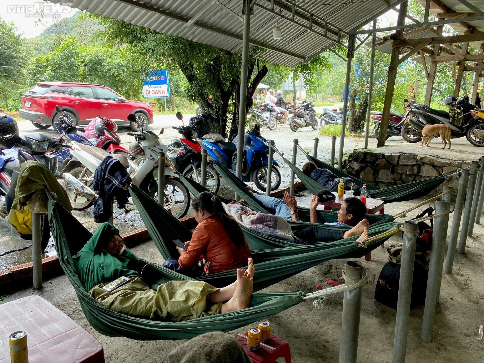 Người dân kẹt lại dưới chân đèo Bảo Lộc nhiều giờ, chờ đợi thông xe - 2