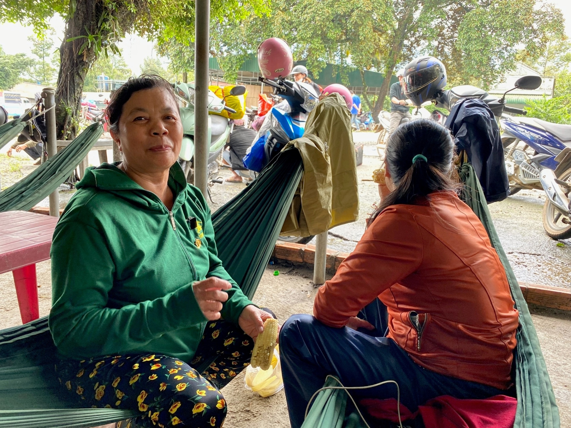 Người dân kẹt lại dưới chân đèo Bảo Lộc nhiều giờ, chờ đợi thông xe - 4
