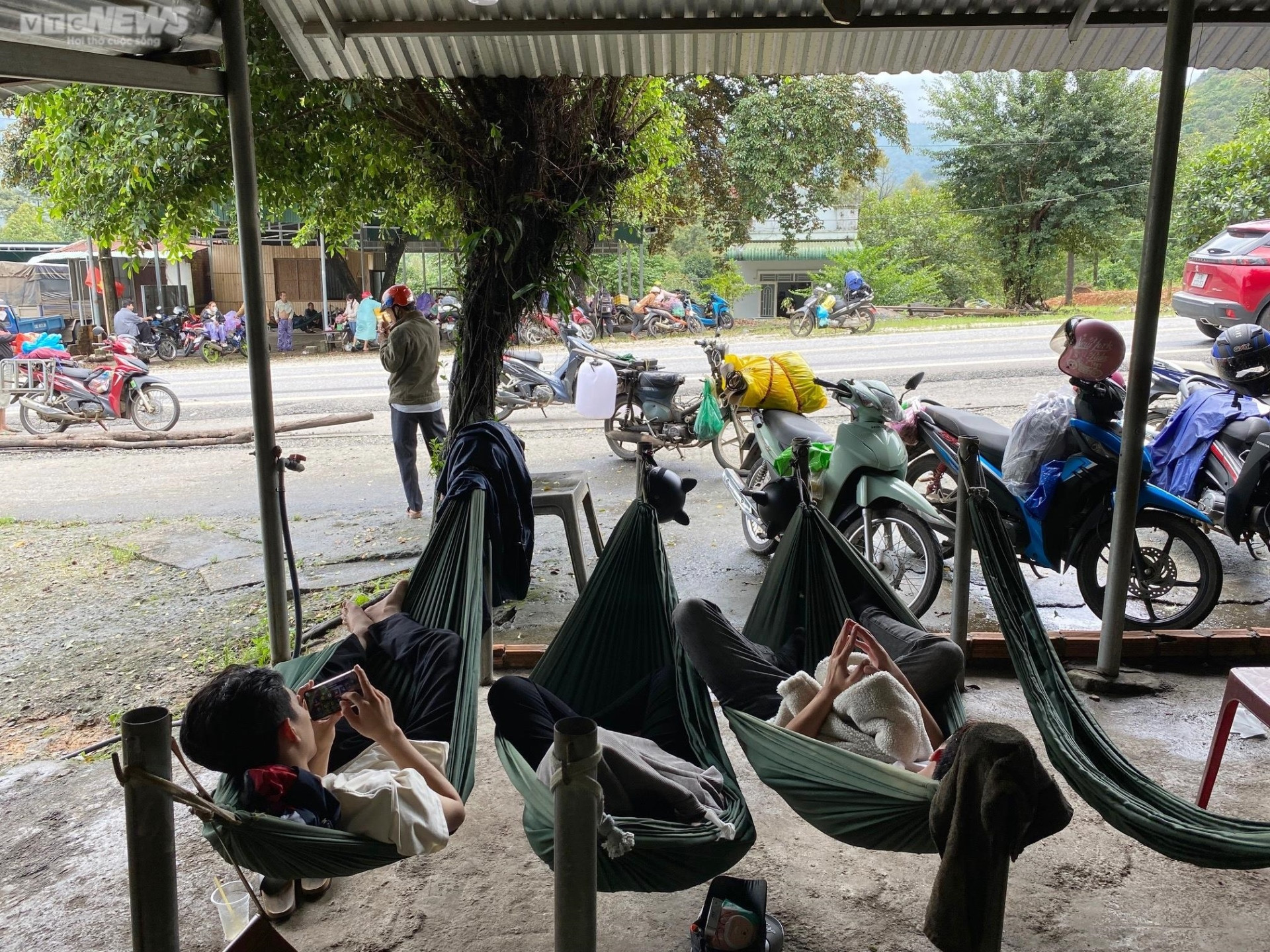Người dân kẹt lại dưới chân đèo Bảo Lộc nhiều giờ, chờ đợi thông xe - 7
