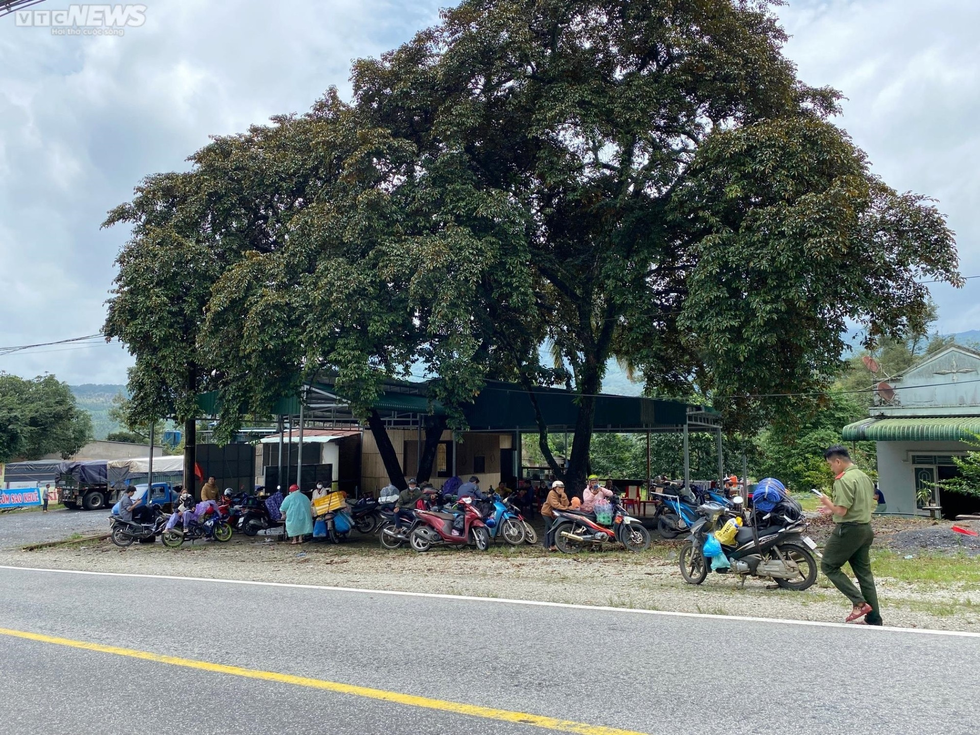Người dân kẹt lại dưới chân đèo Bảo Lộc nhiều giờ, chờ đợi thông xe - 8