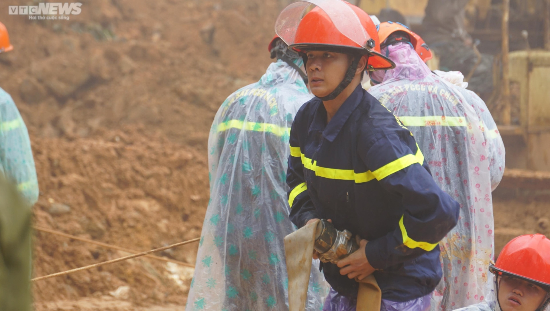 Cán bộ, chiến sỹ dầm mưa xử lý hiện trường vụ sạt lở đèo Bảo Lộc để thông xe - 14
