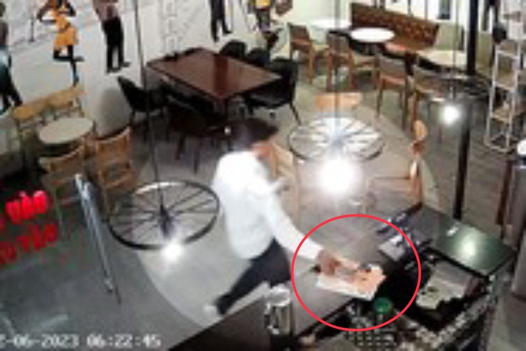 Bắt 2 kẻ dàn cảnh trộm điện thoại tại nhiều cửa hàng ở TP.HCM