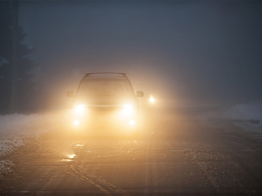 Bật đèn pha trong thời tiết sương mù khiến tầm nhìn lái xe càng hạn chế. (Ảnh minh họa)