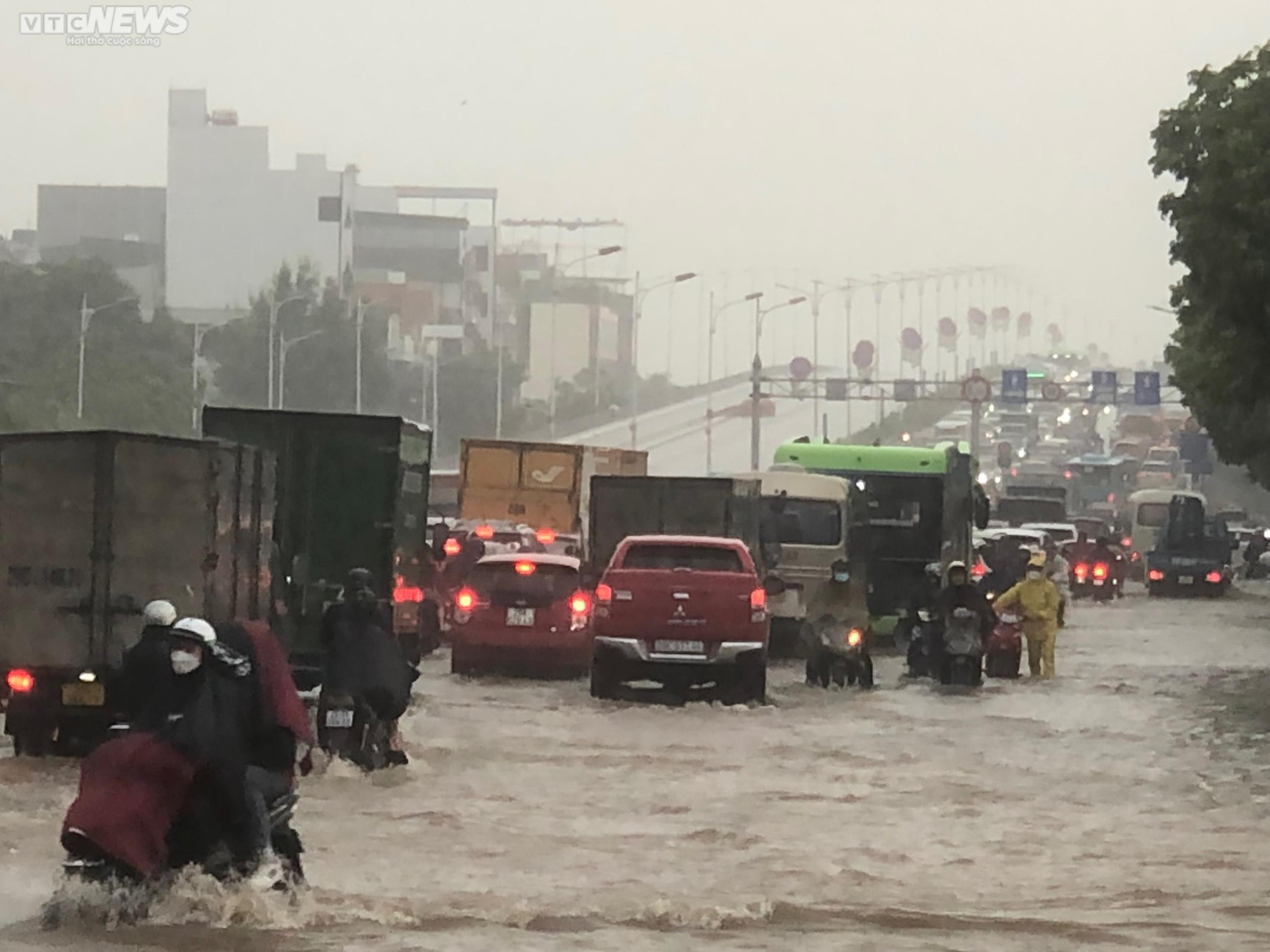 Cơn mưa to như trút nước khiến đường Đàm Quang Trung, hướng từ chân cầu Vĩnh Tuy về Trung tâm thương mại Aeon mall ngập sâu.