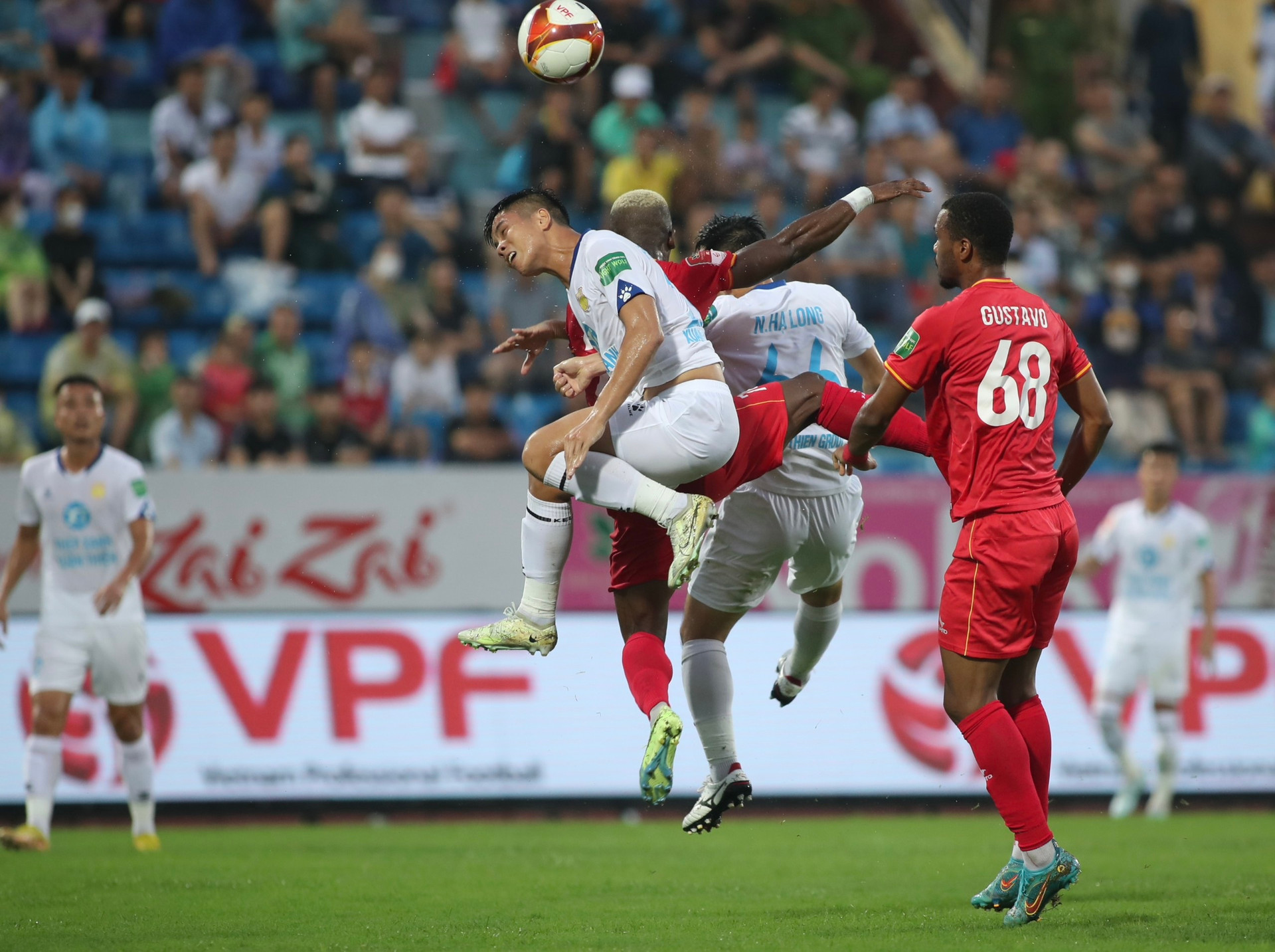 Quang Hải mờ nhạt, CLB Công An Hà Nội giành 3 điểm phút cuối - 2