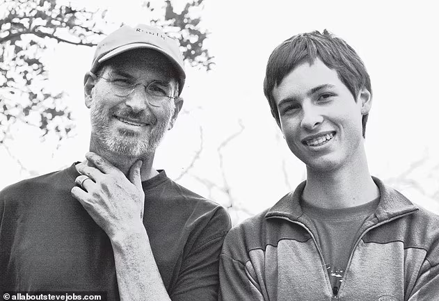 Một bức ảnh chụp của Reed Jobs và cha vào năm 2007 (Ảnh: AllAboutSteveJobs).
