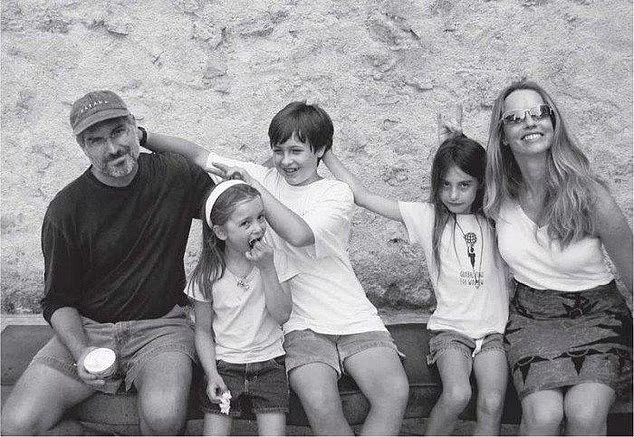 Vợ chồng Steve Jobs và 3 người con chung (Ảnh: Getty).