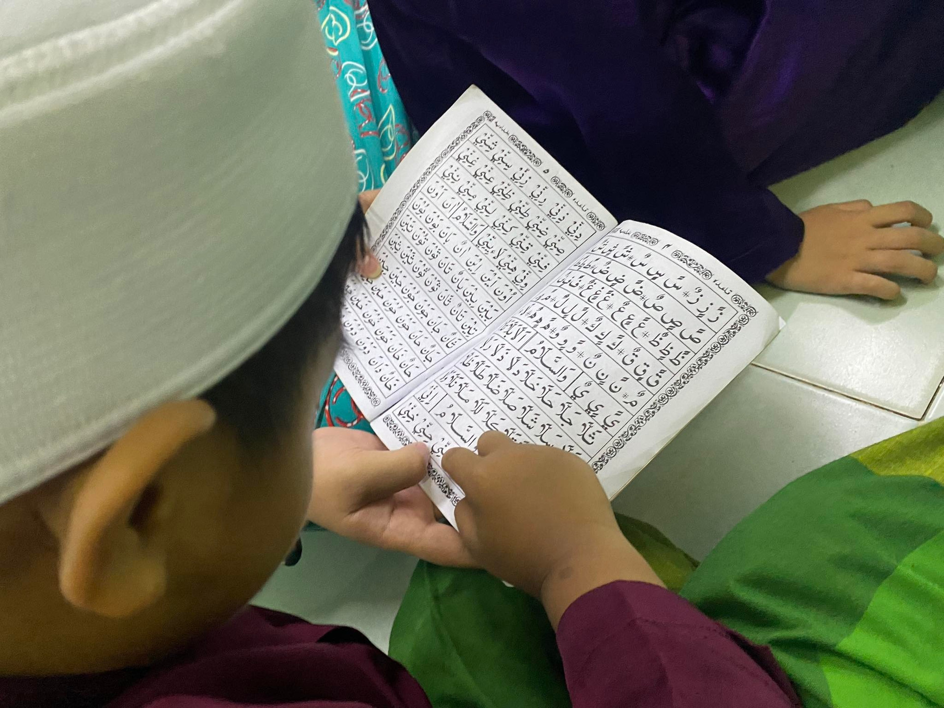 Hẻm TPHCM độc lạ: Trẻ em học vần chữ Ả Rập, người lớn không rượu bia - 6