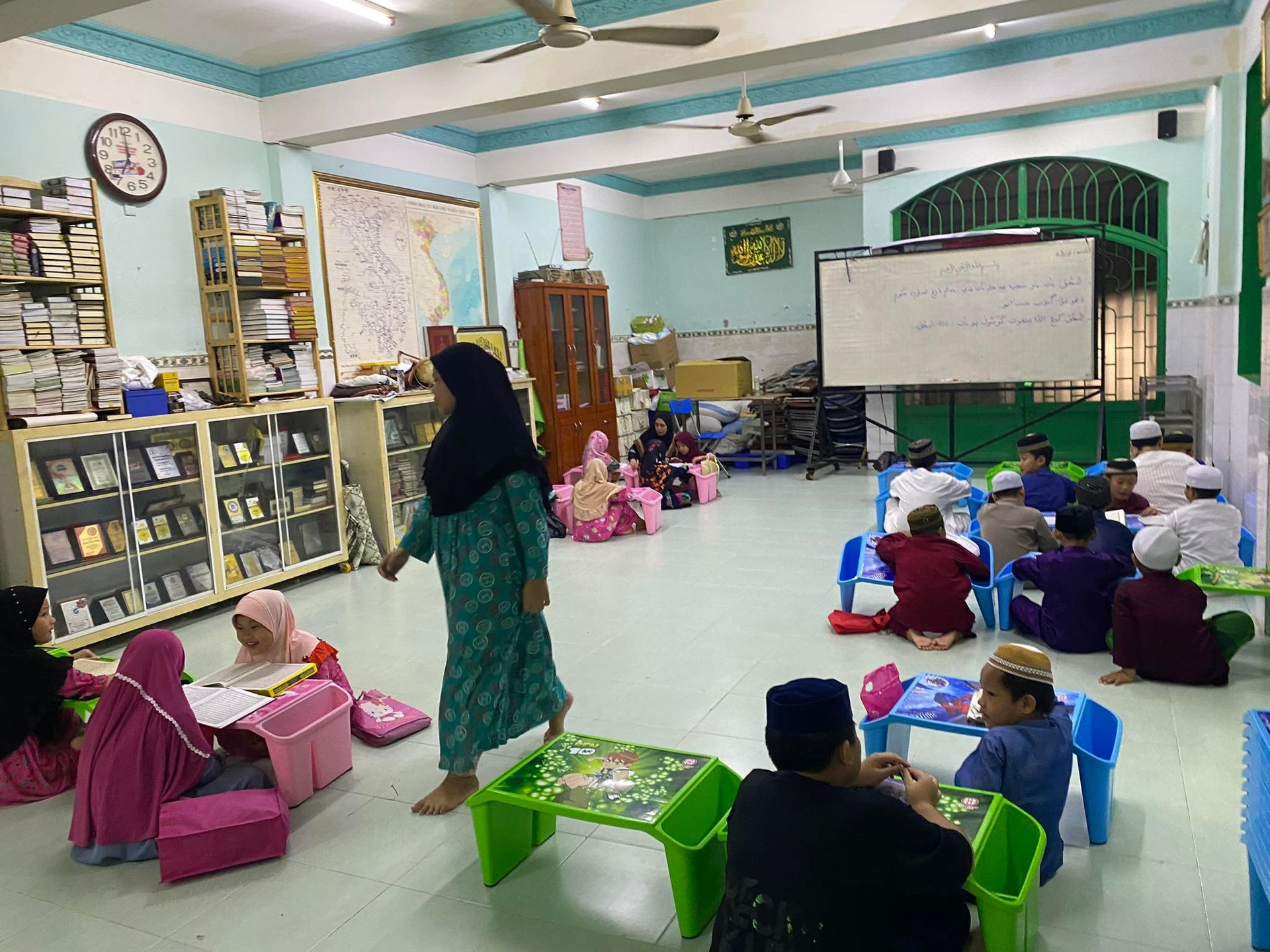 Hẻm TPHCM độc lạ: Trẻ em học vần chữ Ả Rập, người lớn không rượu bia - 5
