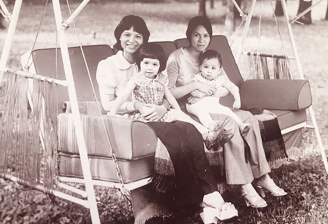 Lê Vũ Anh và hai con chụp cùng cô Tú Khanh, vợ Tiến sĩ Lê Kiên Thành, khi đến thăm ông Lê Duẩn tại Moscow năm 1980.