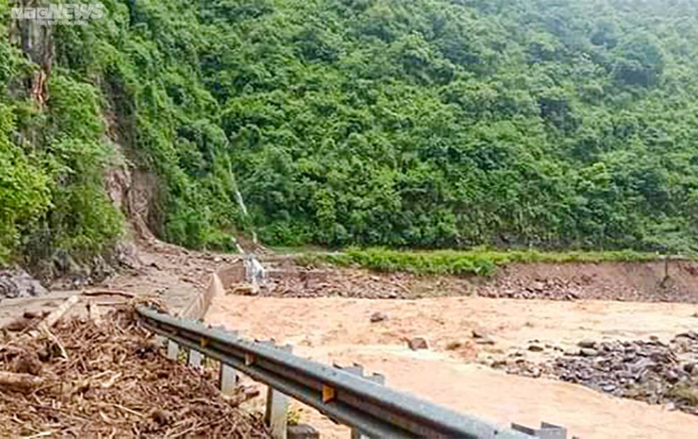 Trước đó, đêm 5/8, một số địa phương trên địa bàn huyện Mù Cang Chải (tỉnh Yên Bái) có mưa vừa, mưa to đến rất to gây thiệt hại nghiêm trọng đến tính mạng và tài sản của người dân. Đến 9h sáng 6/8, xã Hồ Bốn vẫn bị cô lập.