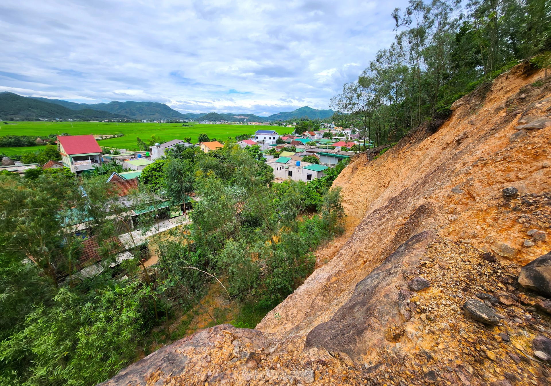 Núi nứt đe dọa sập ở Nghệ An, hàng trăm hộ dân sống trong sợ hãi ảnh 14