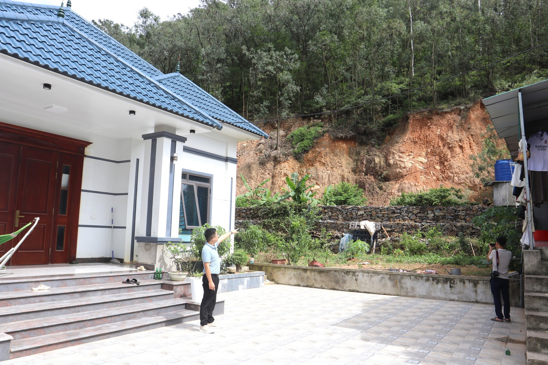 Núi nứt đe dọa sập ở Nghệ An, hàng trăm hộ dân sống trong sợ hãi ảnh 12