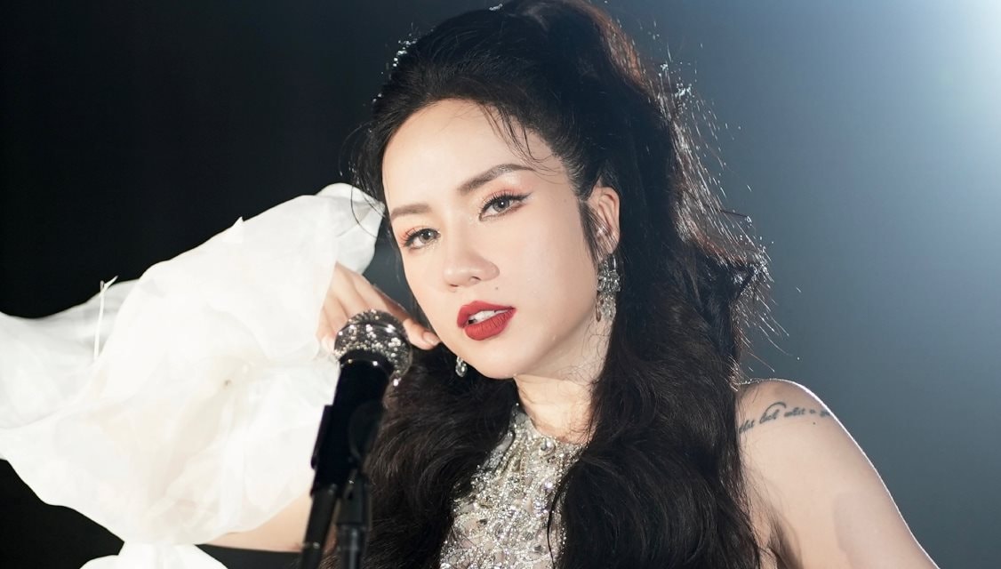 Triệu Hồng Ngọc tái xuất với MV ‘Hoa trong đá’