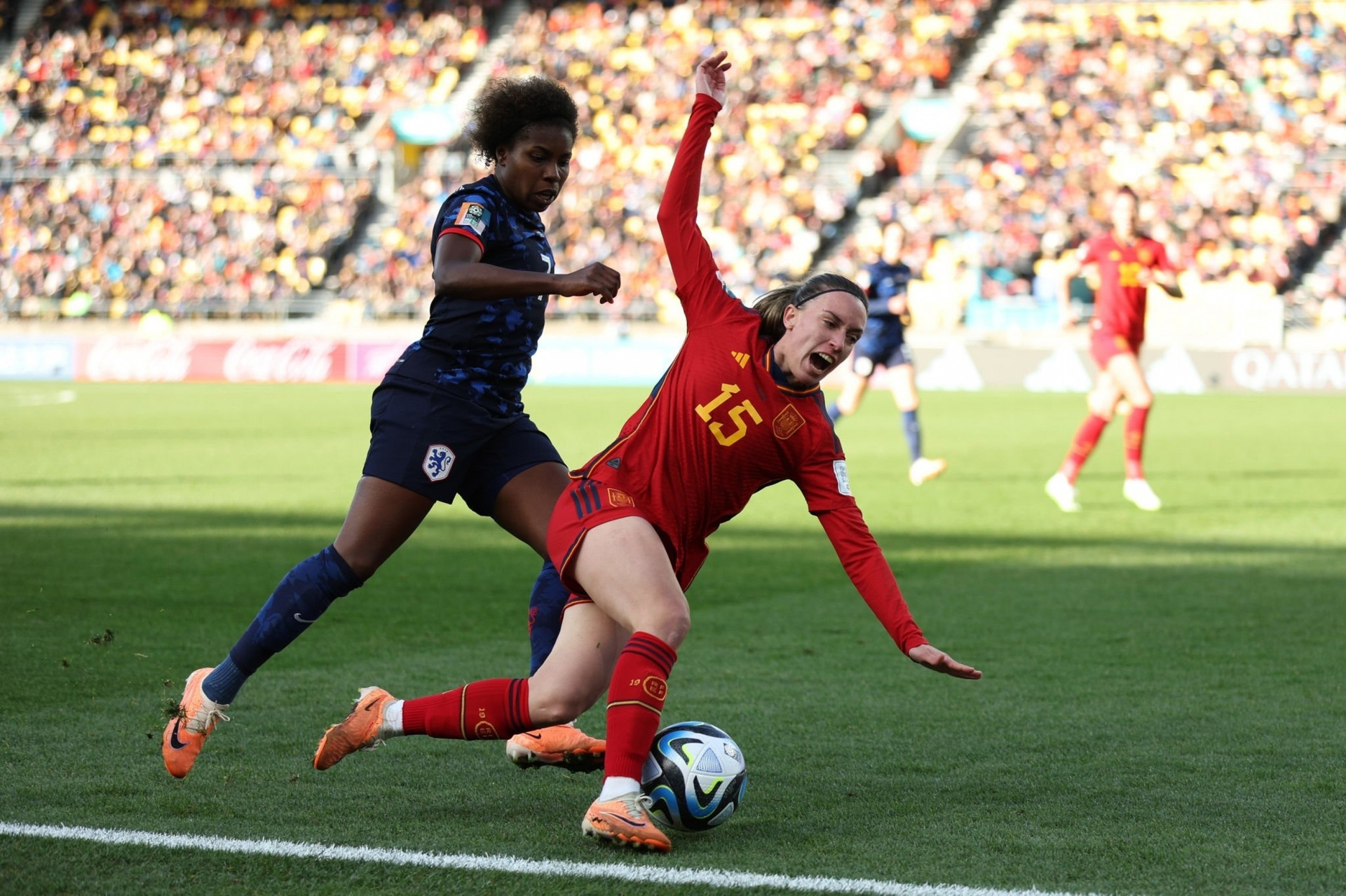 Tây Ban Nha (áo đỏ) lần đầu tiên vào bán kết World Cup nữ.