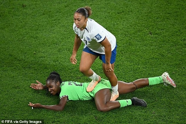 FIFA chỉ treo giò 2 trận với hành vi xấu xí của ngôi sao nữ tuyển Anh - 1