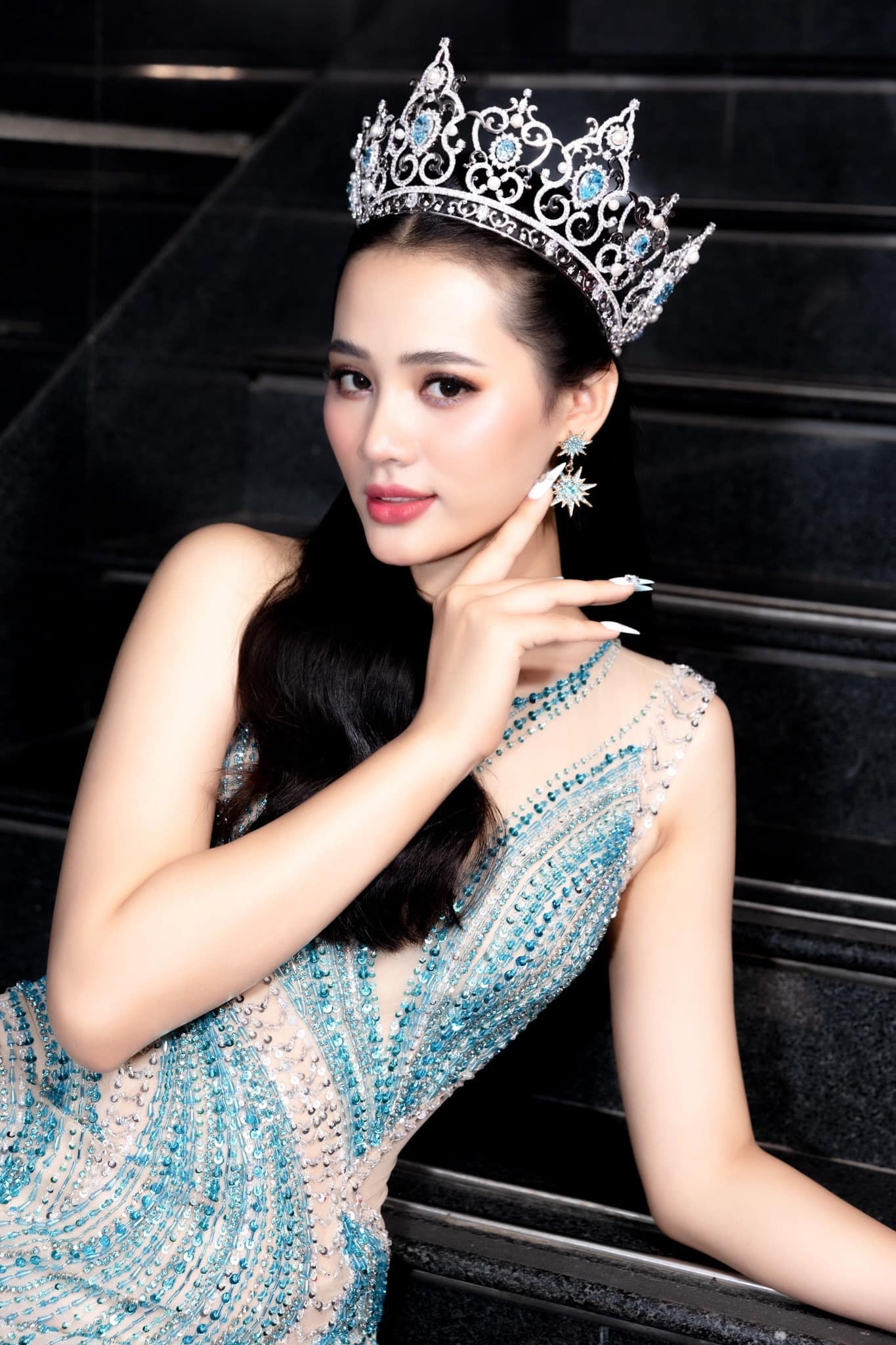 Đinh Như Phương chỉ giữ vương miện Hoa hậu trong vòng 1 tháng, sau đó giao lại cho BTC để đấu giá ủng hộ các chiến sĩ bám biển.
