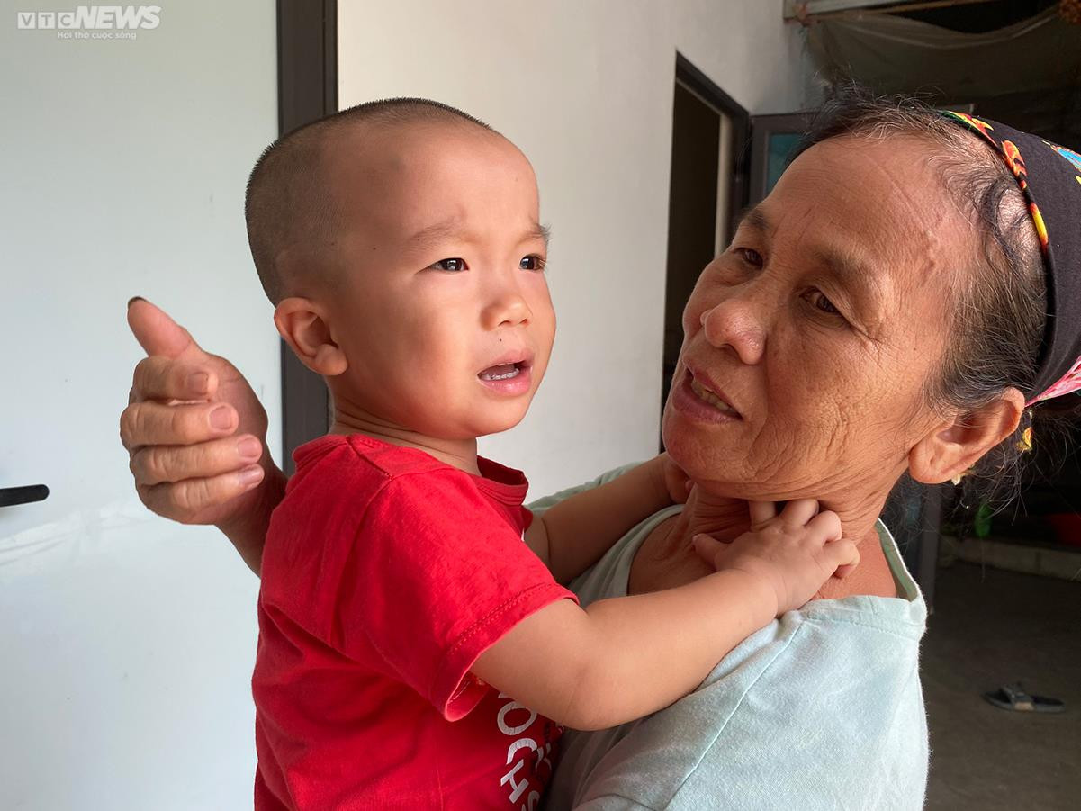 Khi bố mẹ đi làm, bà Hương mặc dù ung thư giai đoạn cuối nhưng vẫn cố gắng chăm sóc, để ý tới cháu trong từng bước đi.