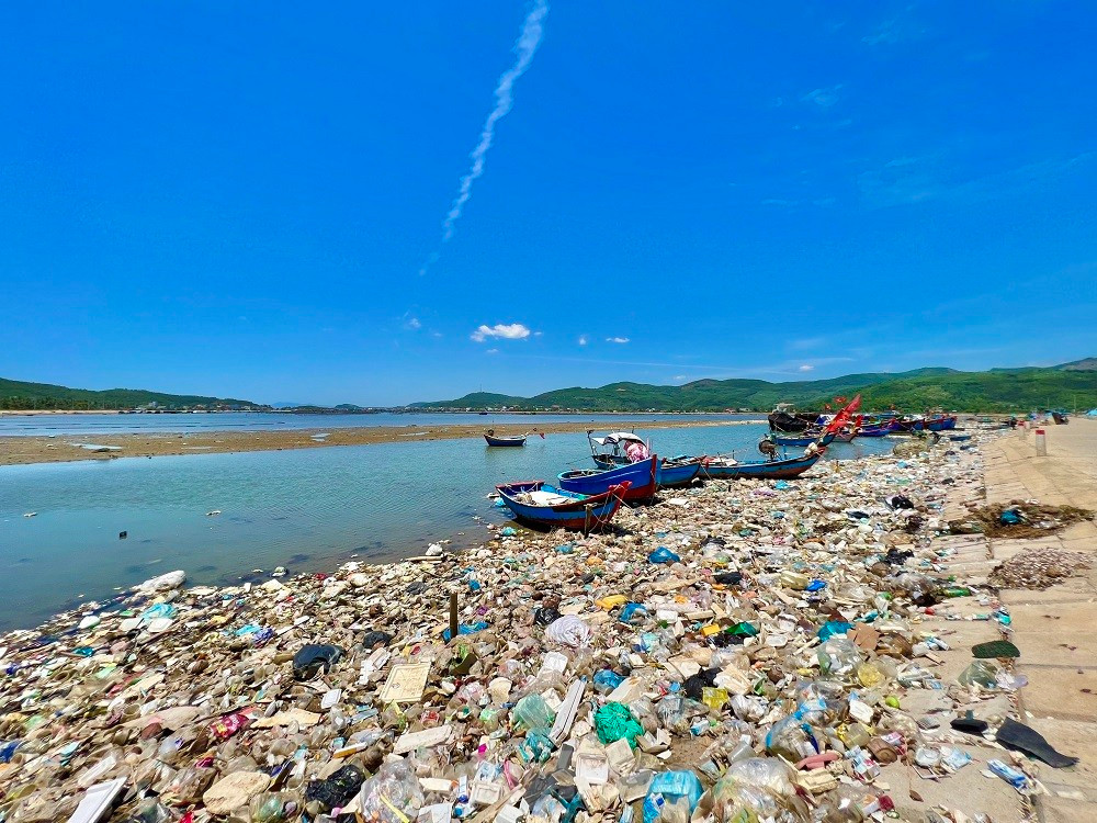 Rùng mình với hàng tấn rác thải chất đống ở đầm nước mặn Sa Huỳnh ảnh 17