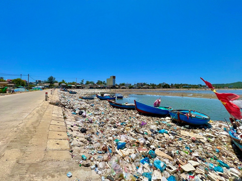 Rùng mình với hàng tấn rác thải chất đống ở đầm nước mặn Sa Huỳnh ảnh 12