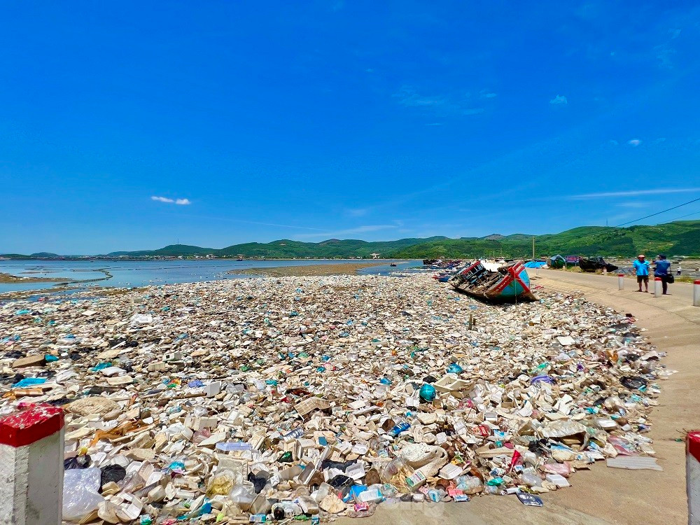 Rùng mình với hàng tấn rác thải chất đống ở đầm nước mặn Sa Huỳnh ảnh 15