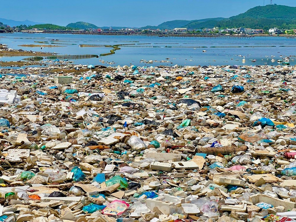 Rùng mình với hàng tấn rác thải chất đống ở đầm nước mặn Sa Huỳnh ảnh 13