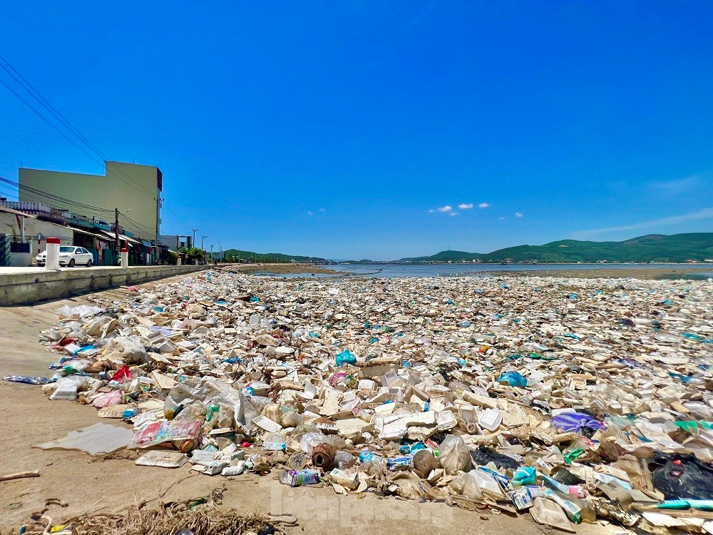Rùng mình với hàng tấn rác thải chất đống ở đầm nước mặn Sa Huỳnh ảnh 19