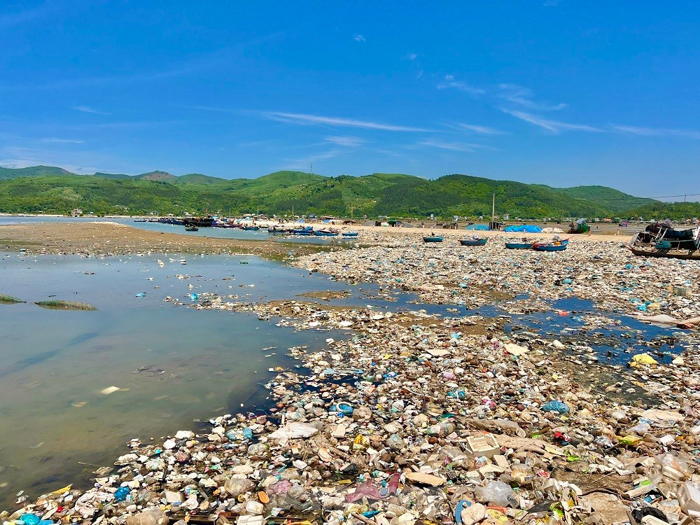 Rùng mình với hàng tấn rác thải chất đống ở đầm nước mặn Sa Huỳnh ảnh 18