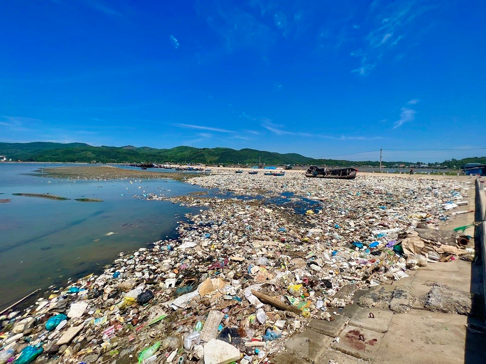 Rùng mình với hàng tấn rác thải chất đống ở đầm nước mặn Sa Huỳnh ảnh 4