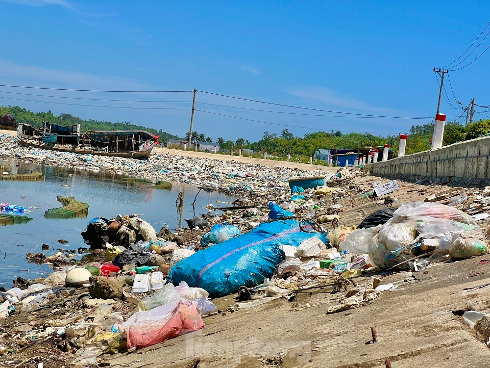 Rùng mình với hàng tấn rác thải chất đống ở đầm nước mặn Sa Huỳnh ảnh 20