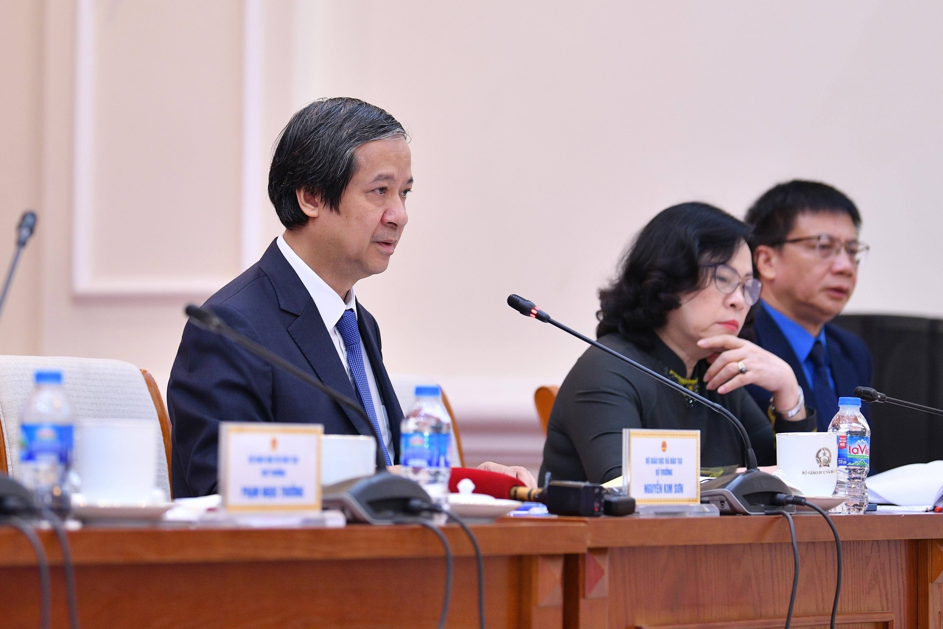 Giáo viên than làm không hết việc nhưng lương vẫn thấp, Bộ trưởng GD&ĐT nói gì?