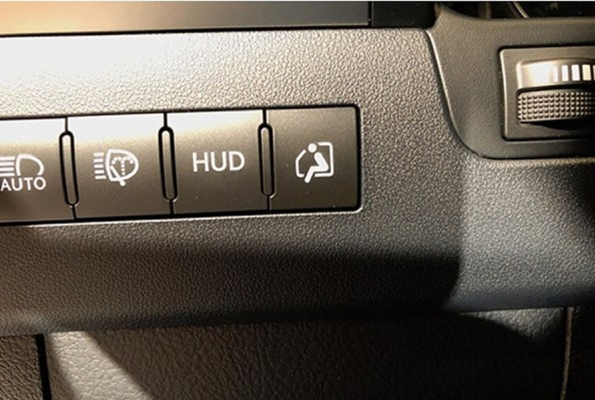 Nút có hình người xuất hiện trên Lexus LX 570 dùng để điều khiển một chức năng 