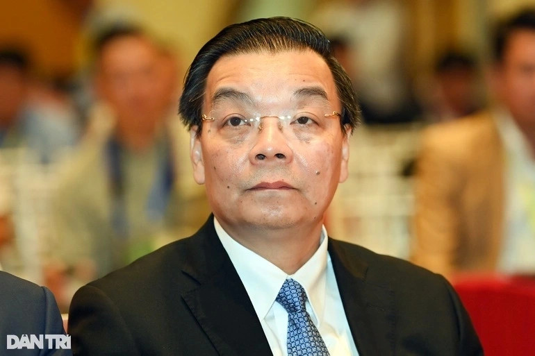 Túi quà màu xanh đựng 200.000 USD tại phòng của cựu Bộ trưởng Chu Ngọc Anh - 2