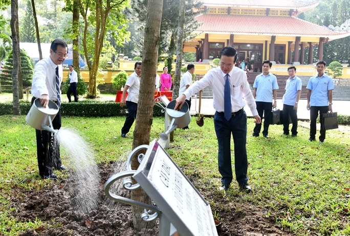 Chủ tịch nước Võ Văn Thưởng viếng, dâng hương tại đền thờ Chủ tịch Tôn Đức Thắng - Ảnh 7.