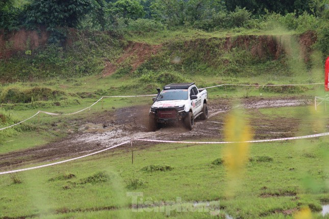 Bán tải trổ tài vượt địa hình ở giải đua tại Lào Cai ảnh 5