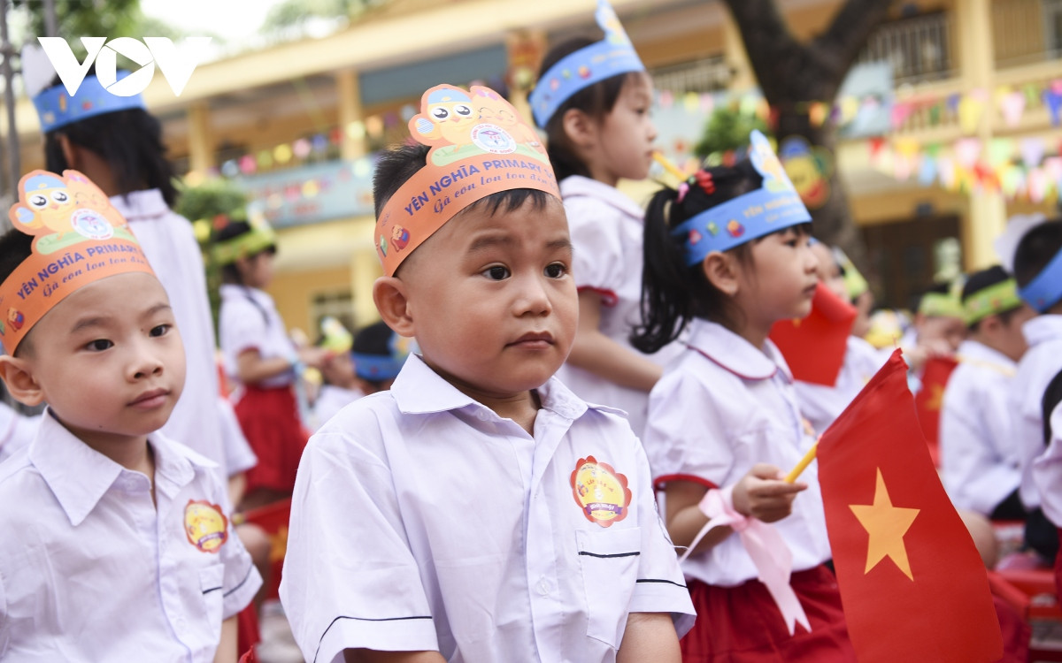 nhung khoanh khac ngo nghinh cua hoc sinh lop 1 ngay dau tuu truong hinh anh 5