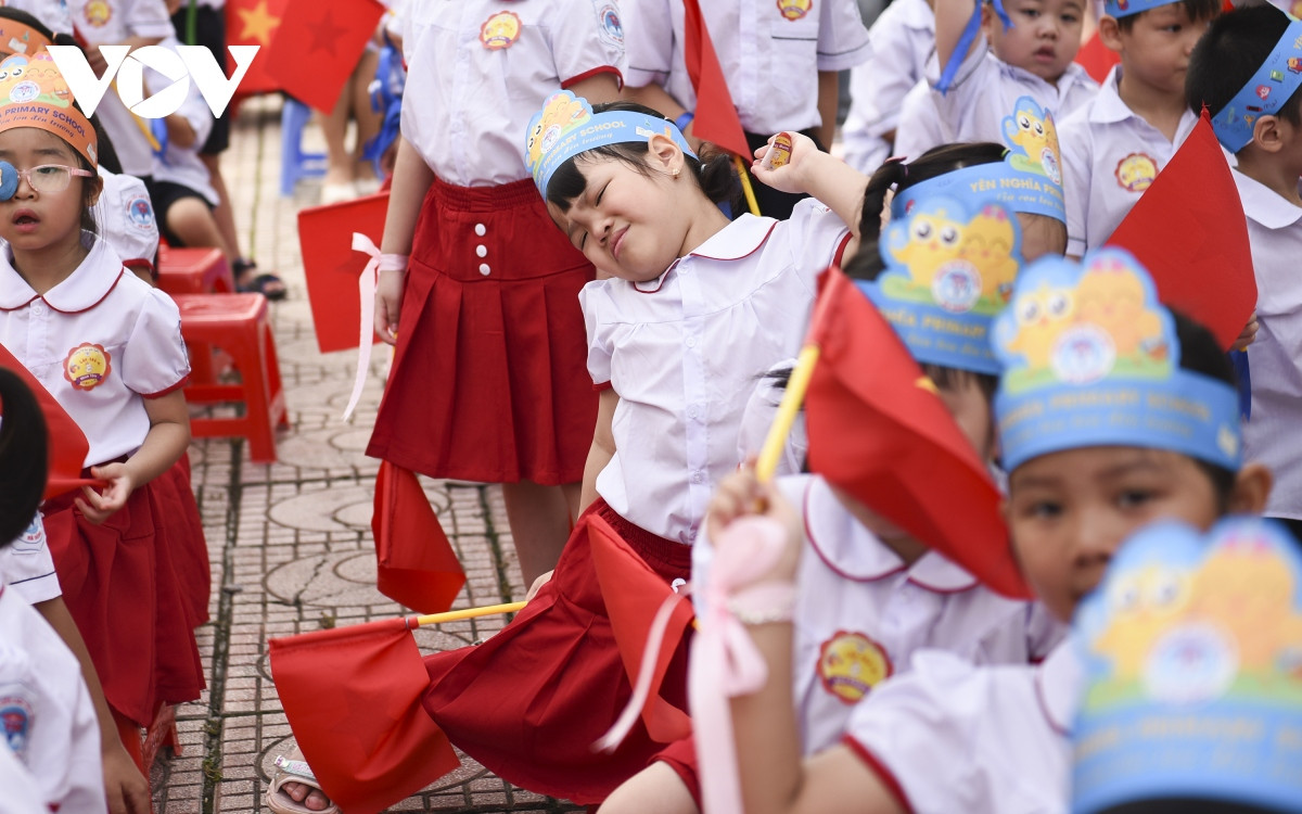 nhung khoanh khac ngo nghinh cua hoc sinh lop 1 ngay dau tuu truong hinh anh 6