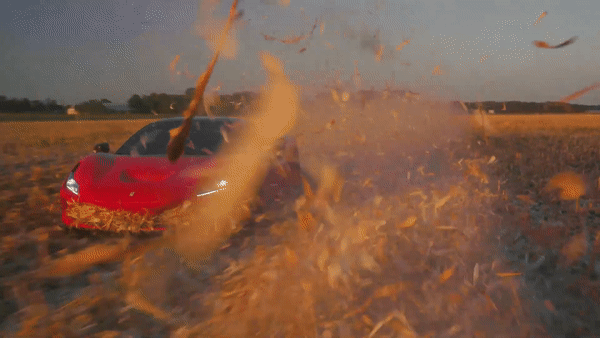 Siêu xe Ferrari bốc cháy sau thử nghiệm lái qua cánh đồng ngô ảnh 2