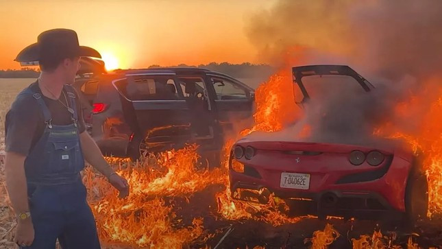 Siêu xe Ferrari bốc cháy sau thử nghiệm lái qua cánh đồng ngô ảnh 1