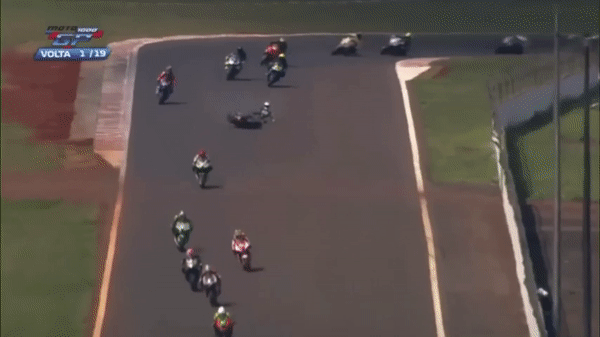 Va chạm kinh hoàng, hai tay đua tử nạn trên đường đua Moto - 1