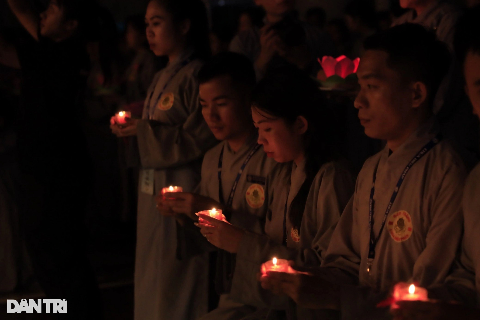 Người dân bật khóc tại lễ Vu Lan báo hiếu ở TPHCM - 9