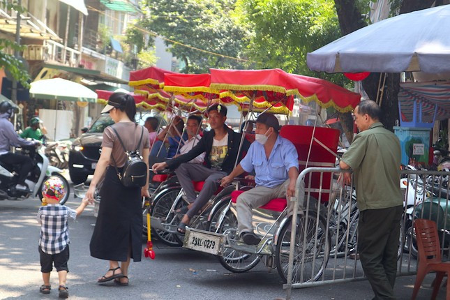 Những người lao động không nghỉ lễ 2/9 ở Thủ đô ảnh 5