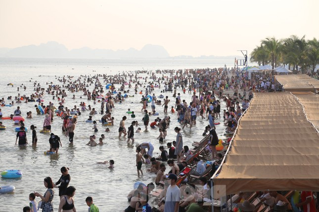 Bãi biển Hạ Long ken đặc người trong ngày nghỉ lễ đầu tiên ảnh 4