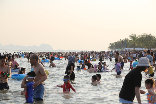 Bãi biển Hạ Long ken đặc người trong ngày nghỉ lễ đầu tiên ảnh 1