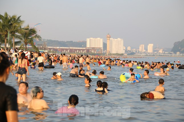 Bãi biển Hạ Long ken đặc người trong ngày nghỉ lễ đầu tiên ảnh 3
